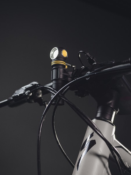 Latarka ARMYTEK Elf C2 światło Ciepłe 1023 lm