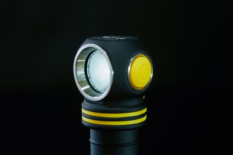 Latarka ARMYTEK Elf C2 światło Ciepłe 1023 lm