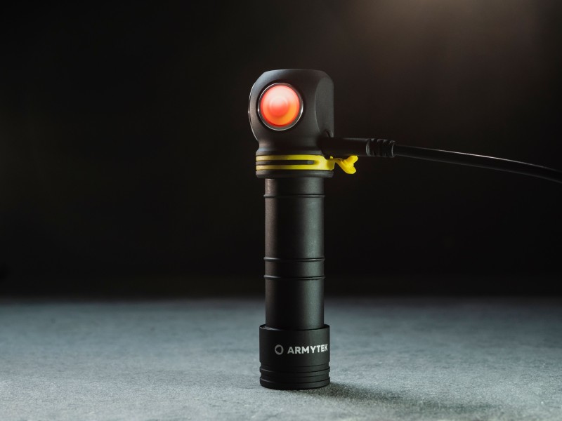 Latarka ARMYTEK Elf C2 światło Ciepłe 1023 lm
