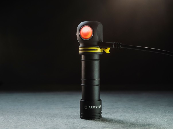 Latarka ARMYTEK Elf C2 światło Ciepłe 1023 lm