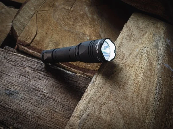 Latarka taktyczna ARMYTEK Dobermann Pro światło Ciepłe - 1400lm