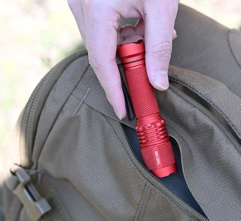 Latarka ACEBEAM TAC AA 2.0 czerwona 900 lm 360 m