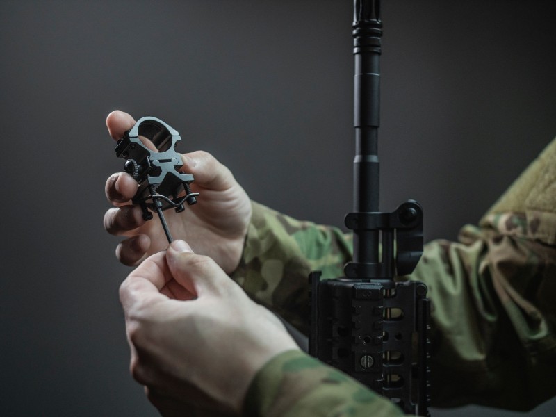 Uchwyt latarki ARMYTEK AWM-04 z szyną Weaver