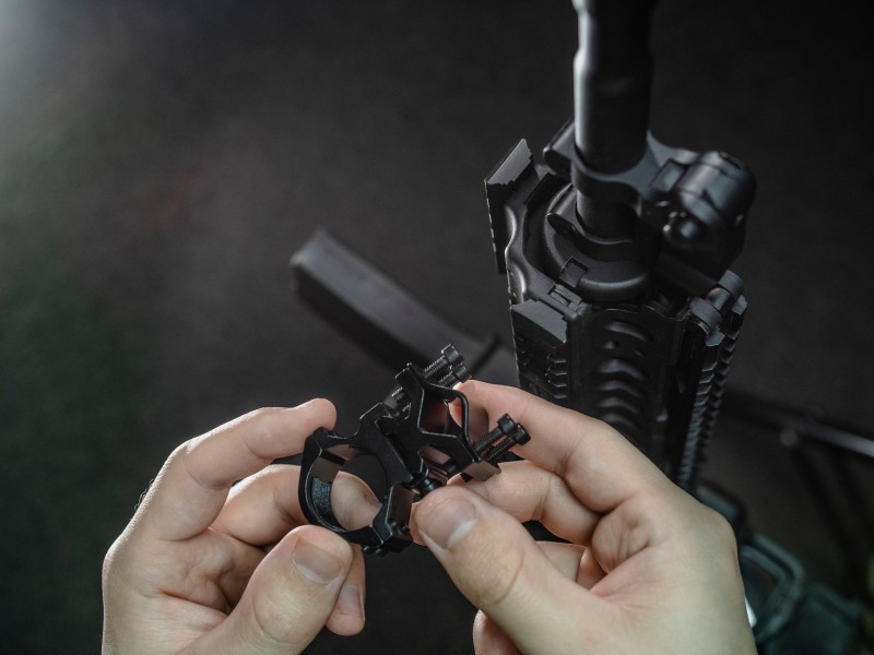 Uchwyt latarki ARMYTEK AWM-04 z szyną Weaver