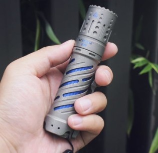 Latarka Acebeam E70 Titanium 5000K 4000 lm 2