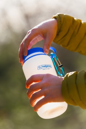 Butelka na wodę Nalgene Wide Mouth HDPE Silo Bottle With Blue Cap 1400ml - White