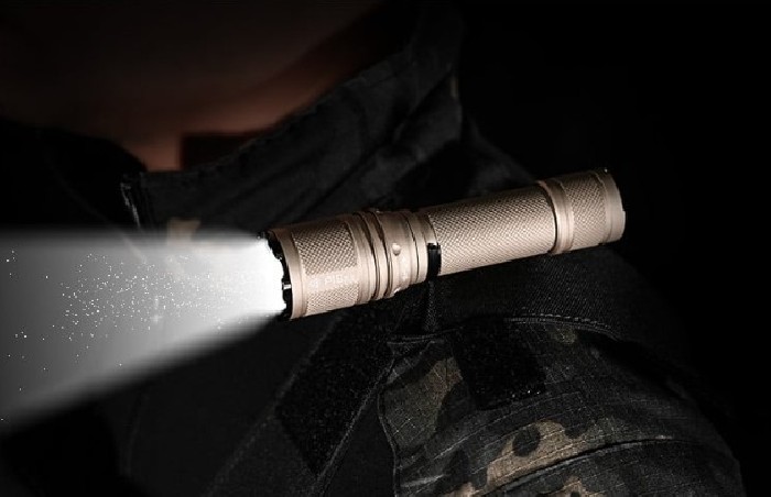 Latarka diodowa taktyczna ACEBEAM P16 2.0 Światło Białe 6500K Piaskowa - 3000lm 543m