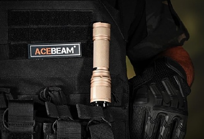 Latarka diodowa taktyczna ACEBEAM P16 2.0 Światło Białe 6500K Piaskowa - 3000lm 543m