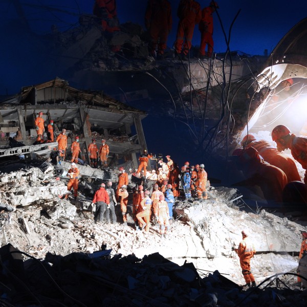 Latarka diodowa szperacz Fenix LR50R Światło...