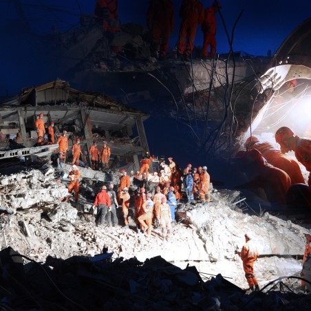 Latarka diodowa szperacz Fenix LR50R Światło Białe - 12000lm 950m