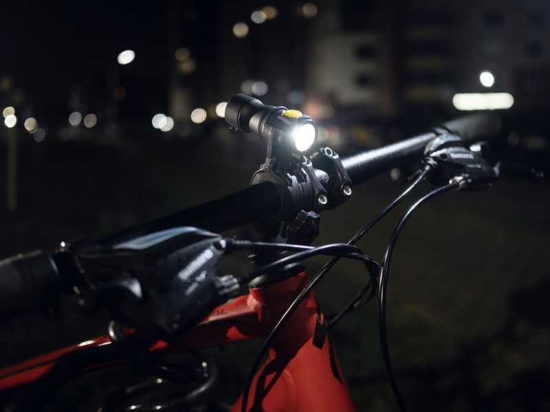 Latarka ARMYTEK Prime C1 Pro ciepłe światło 930 lm