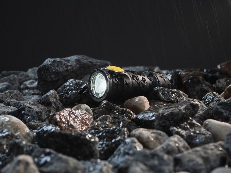 Latarka ARMYTEK Prime C1 Pro ciepłe światło 930 lm