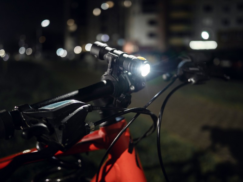 Latarka ARMYTEK Prime C2 Magnet USB Światło Ciepłe 930lm