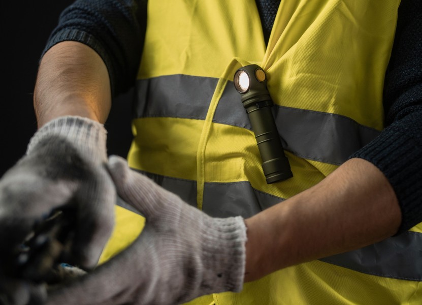 Latarka ARMYTEK Wizard C2 Pro Max 4000 lm oliwkowa