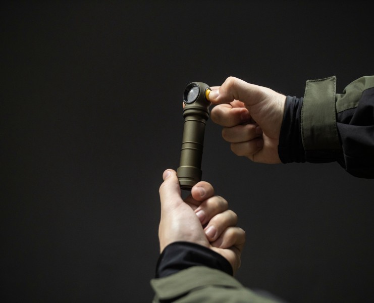 Latarka ARMYTEK Wizard C2 Pro Max 4000 lm oliwkowa