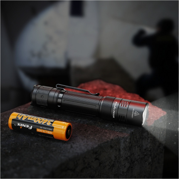 Fenix PD32R czarna latarka taktyczna 1400 lm