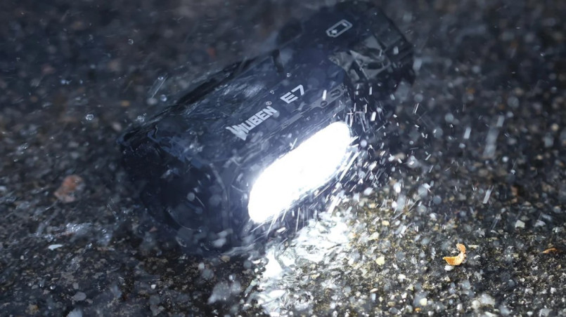 WUBEN E7 6500K Czarna latarka 1800 lm