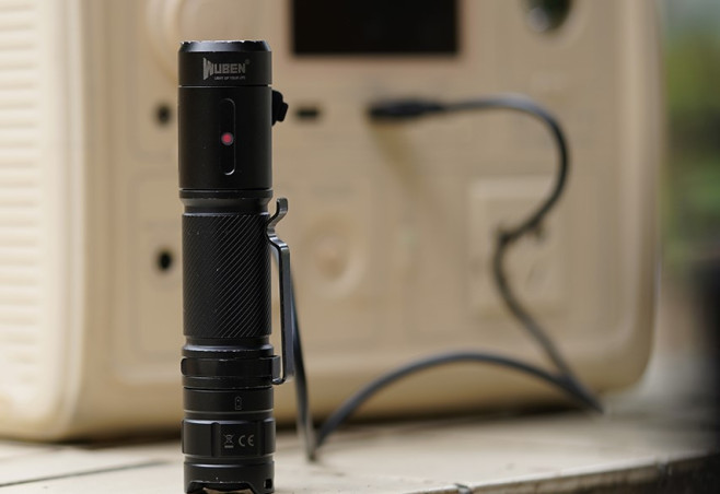 Latarka WUBEN C3 1200 lm czarna IP68