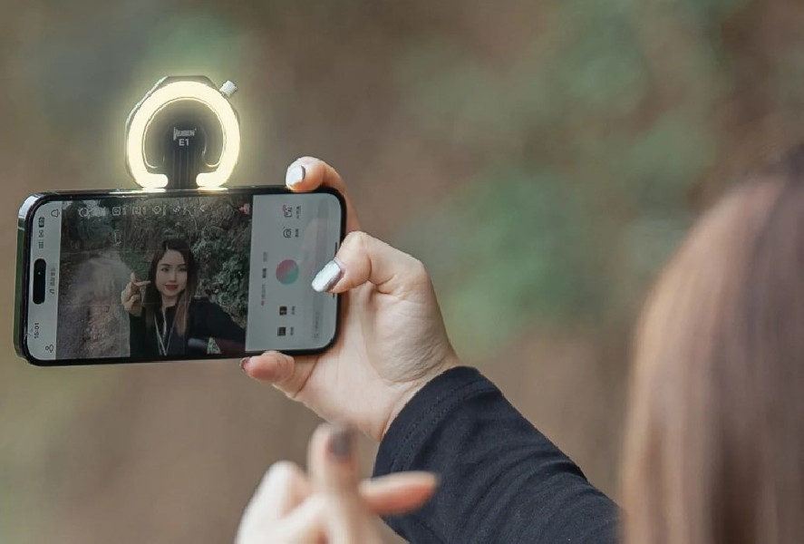 Latarka WUBEN E1 300lm 3000K-6000K czarna