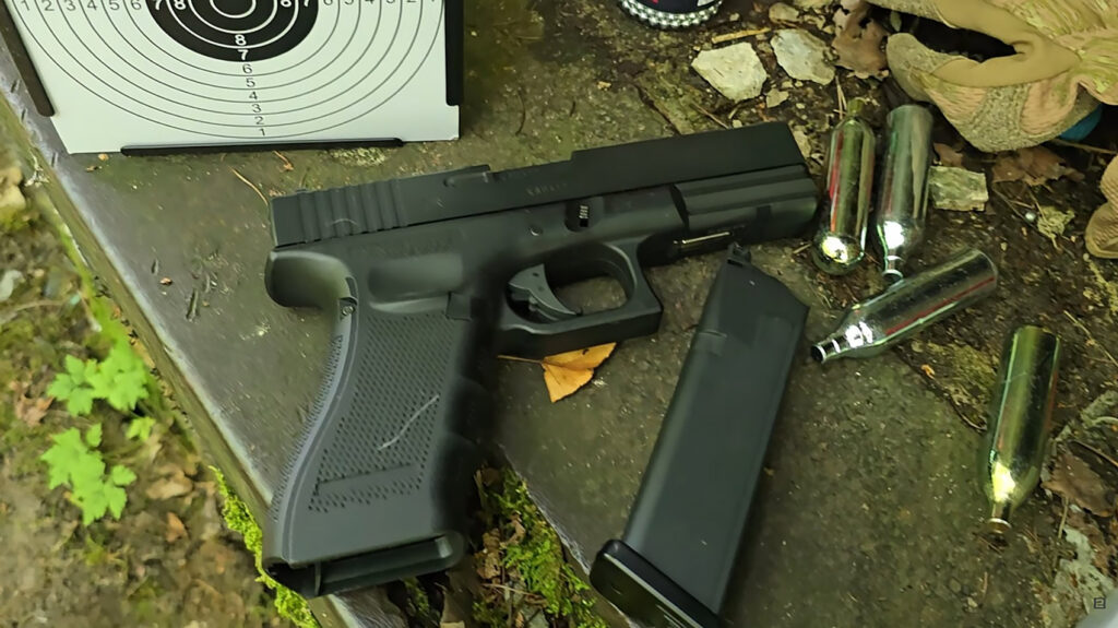 Czym jest Blowback w wiatrówkach i ASG, jakie ma wady i zalety?