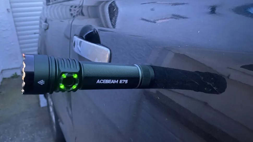 Latarka EDC: jaką wybrać latarkę na co dzień? Acebeam E75