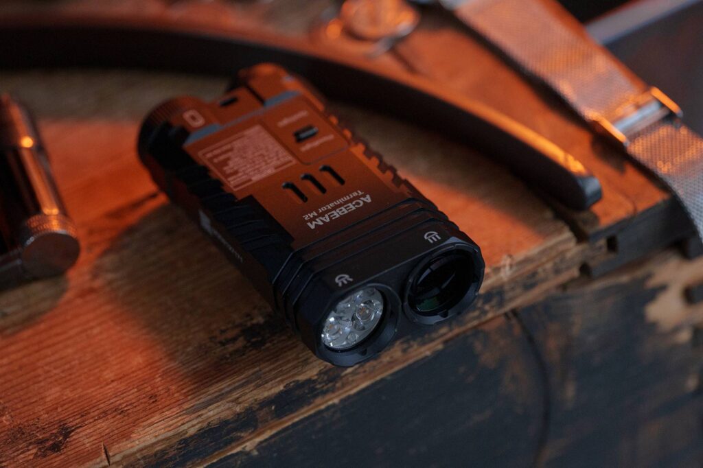 Latarka EDC: jaką wybrać latarkę na co dzień? Acebeam M2-X